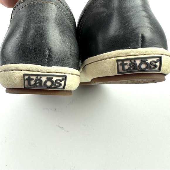 Taos Court Shoes 7 Gray Leather Perforated Slip On Womens Comfort - Picture 7 of 11